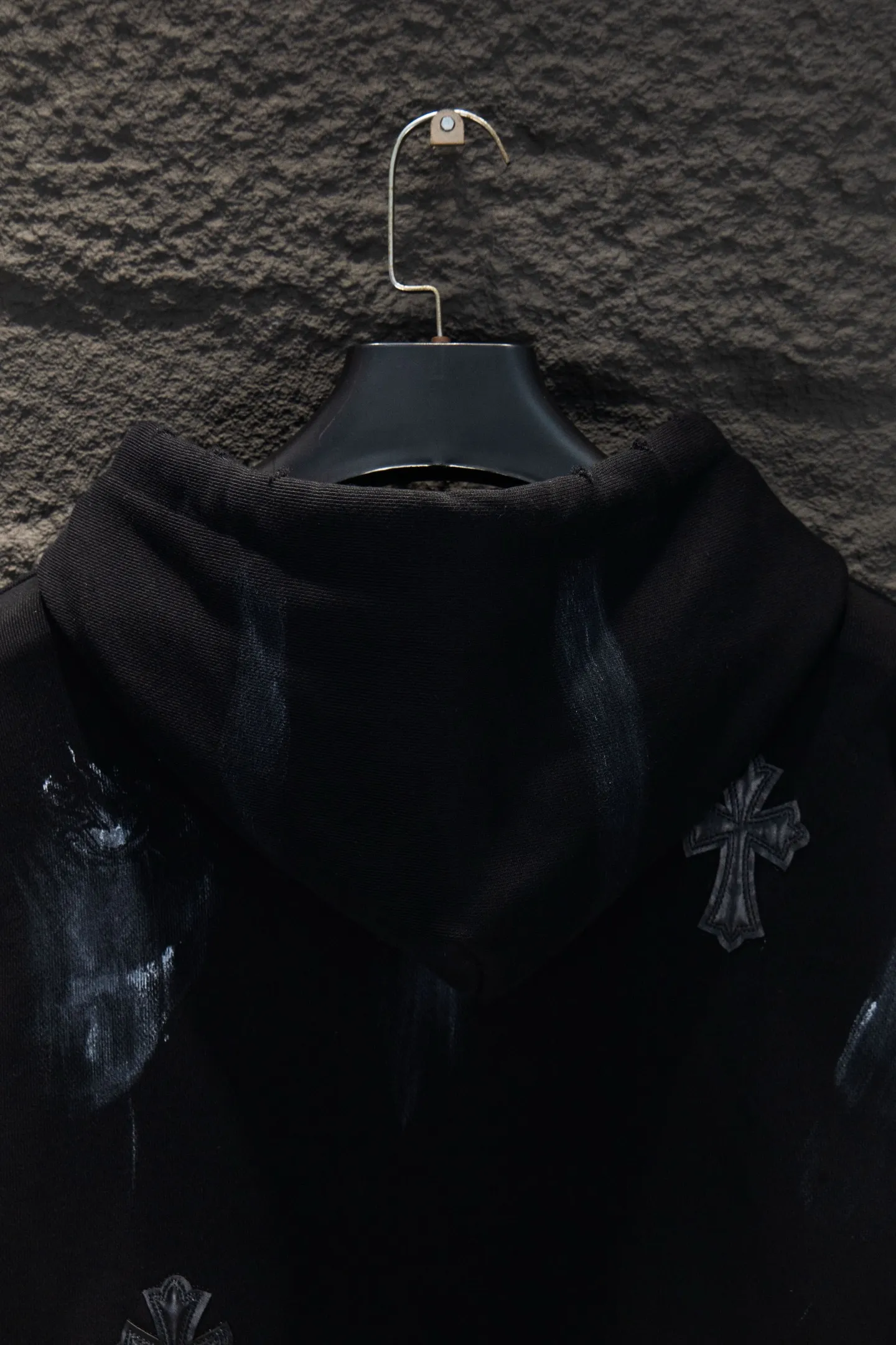 P400 🆕Chrome hearts heavy-duty new graffiti zipper jacket. The os version is really charming. The Chrome family is really unique. Every new season has the best version. It is very practical and can be worn casually. Nice✔️ - ⚠️100% cotton. Made of custom-dyed terry cotton sweatshirt surface, 500g double-ply double yarn, comfortable to the touch. Made from imported knitting needle carded cotton, the thickness is moderate, drapey and contoured, making the upper body comfortable! ! It is very tolerant to fat body types and can instantly lose five pounds after wearing it!  The front cuffs and back chest are made of direct-injection printing environmentally friendly glue material, using a mechanized printing process. Mechanical printing has high precision, the positioning accuracy can reach ±0.02mm, and the quality is stable. Front and back leather label elements# Embroidery Imported Tajima high-density heavy-duty leather embroidery technology Three-dimensional fonts Adding distressed elements to the body greatly increases the interest of the clothing; unique visual effects.  Hem Loose closing Double-layer fabric Good closing effect Exquisite hemming Color: Black Size: S-M-L-XL
